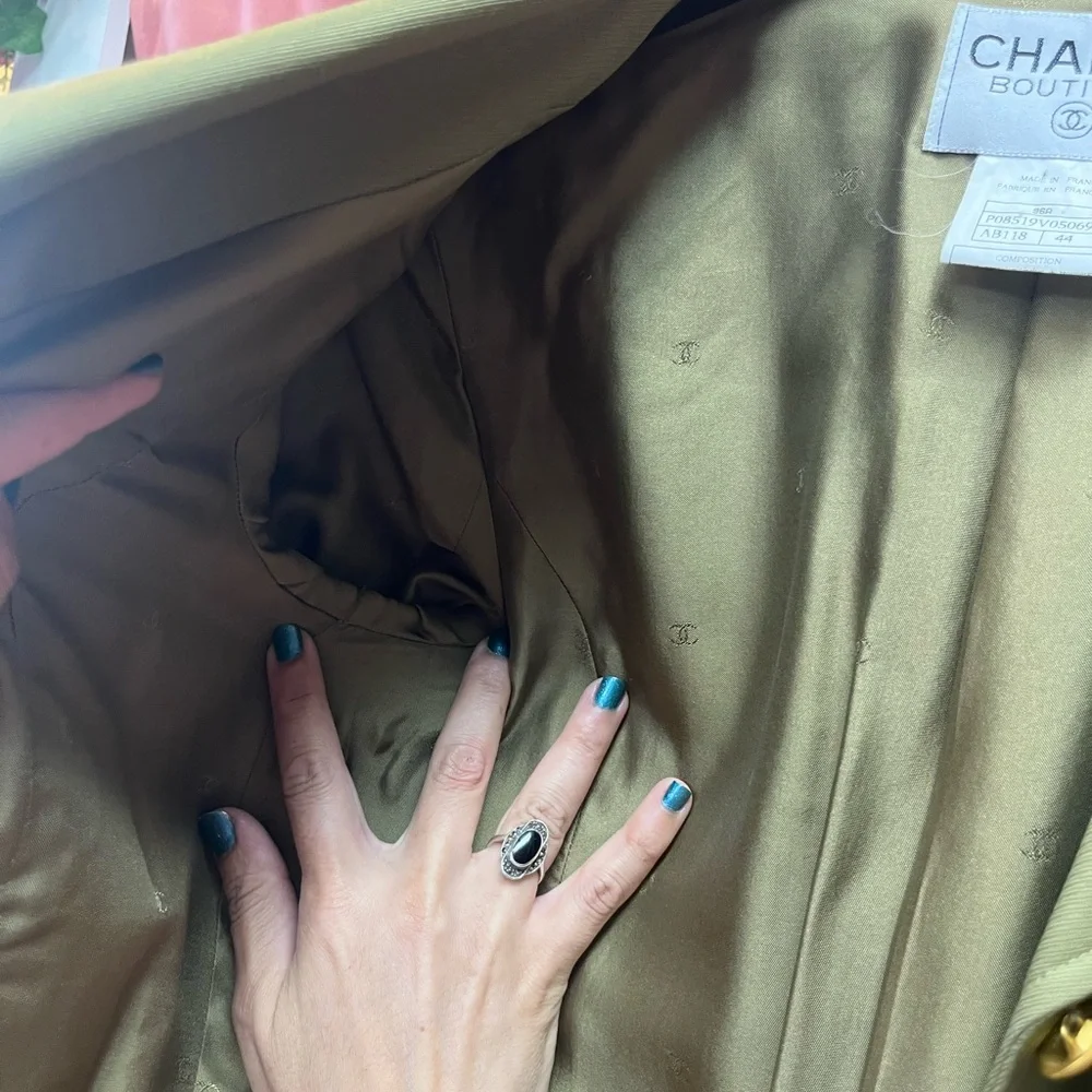 1996 CHANEL Boutique Olive Green Wool Jacket with Gold Chain Hem – Women's FR 44
